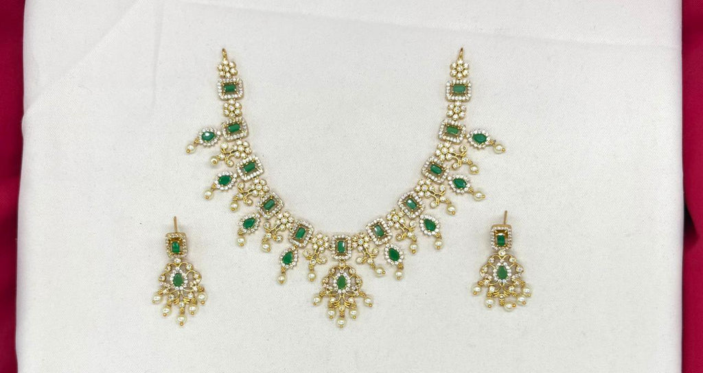matte finishing Green squared stones with white pearls Short Necklace