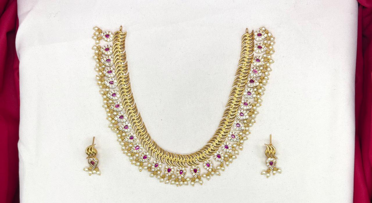 matte finishing pink stones with white pearls Jalebi Short Necklace