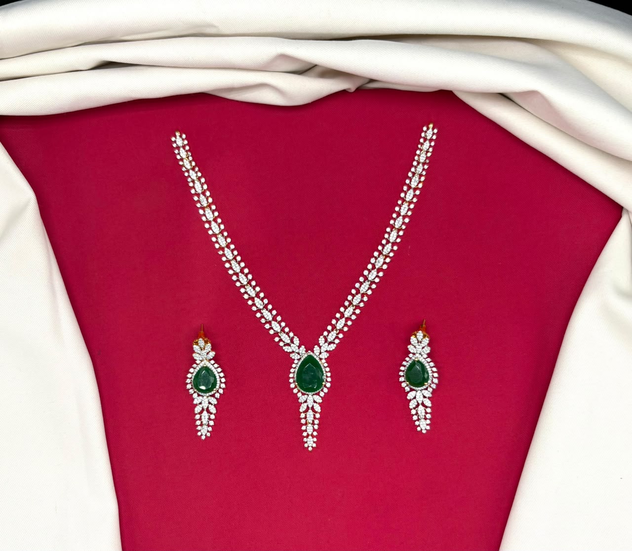 G.J finishing emerald and Green stone with tear-drop emerald pendant Short Necklace