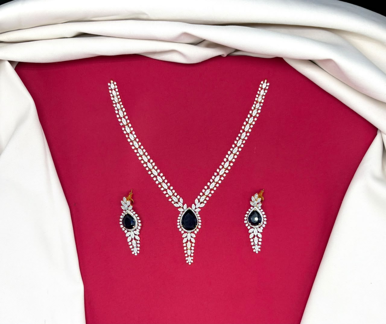 G.J finishing emerald and Blue stone with tear-drop emerald pendant Short Necklace