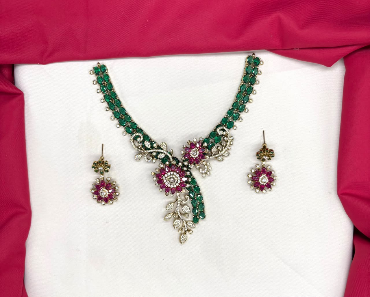 Premium Emerald Green Uncut Diamonds With Floral Design Short Necklace
