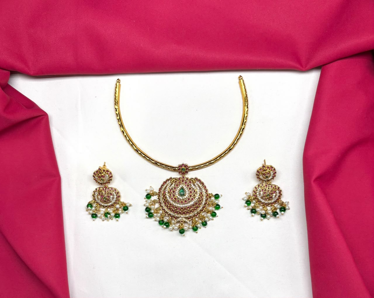 matte finishing floral design uncut diamonds green beads Kanti Necklace