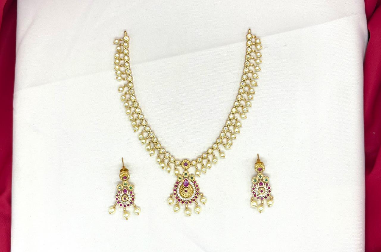 Matte finishing With White Pearls Short Necklace