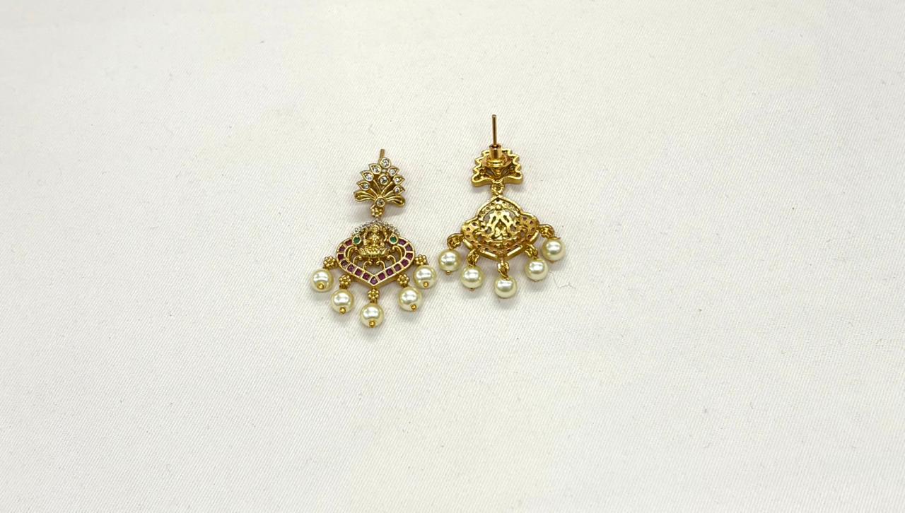 Matte finish lakshmi devi with pearls lomg haram