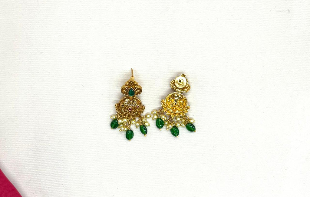 Classic antique finish adorned green stones short Necklace