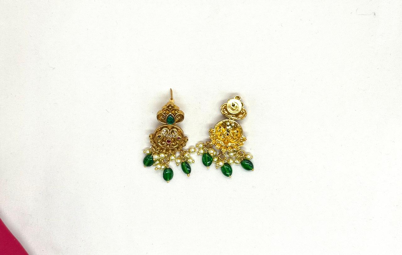 Classic antique finish adorned green stones short Necklace