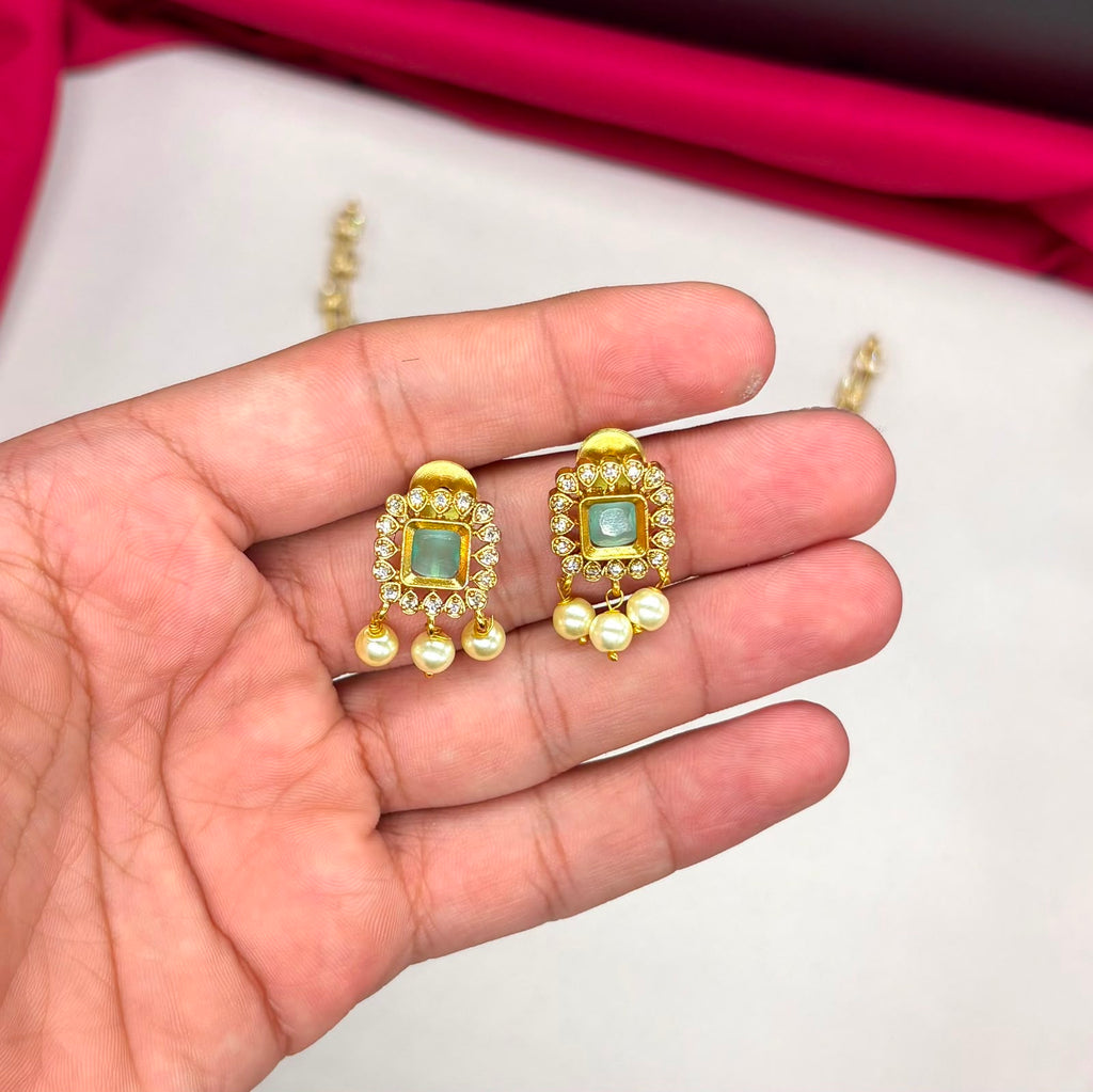Matte finishing mint-green stones with pearls short Necklace