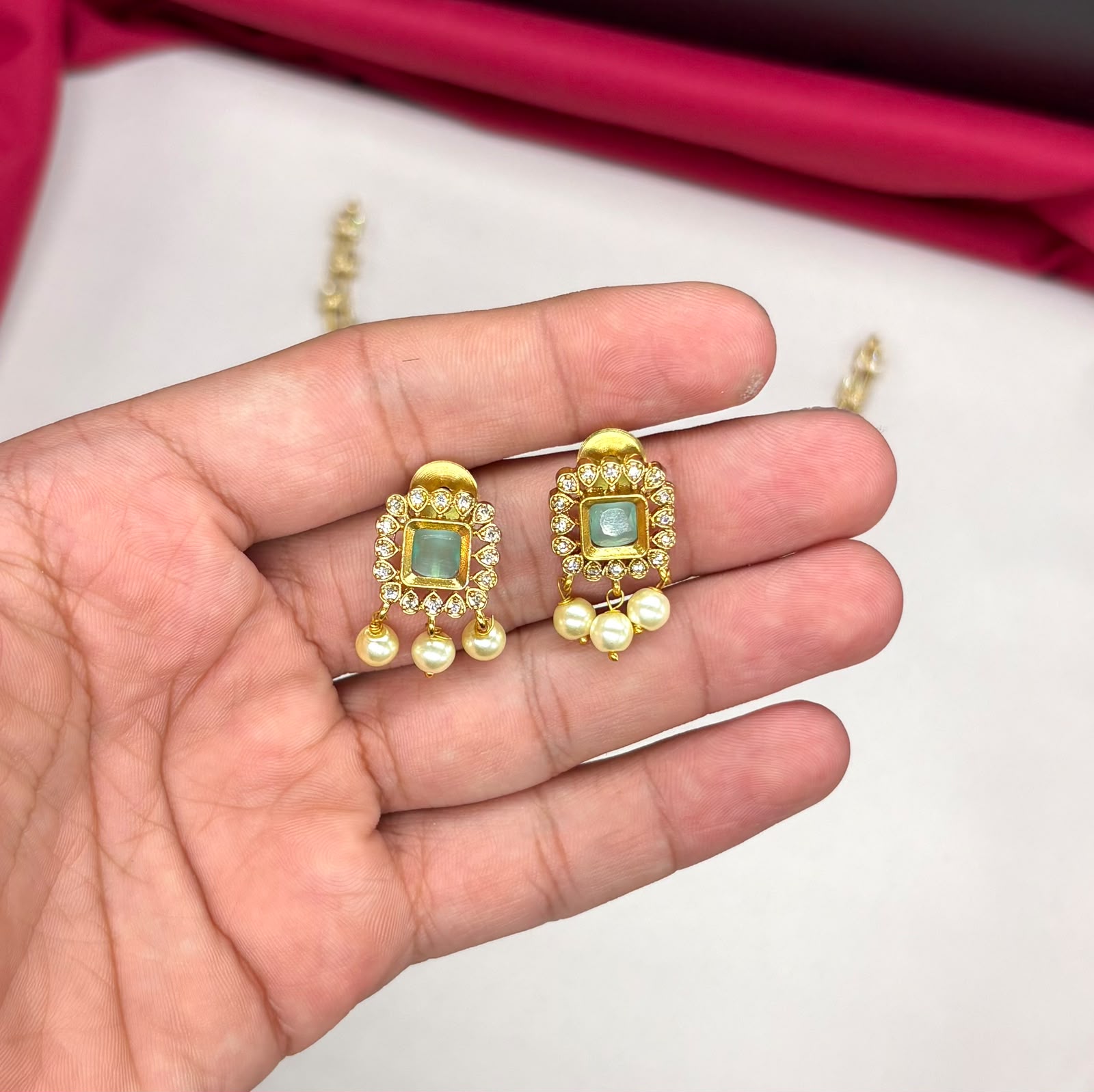 Matte finishing mint-green stones with pearls short Necklace